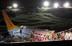 トルコ旅客機が着陸失敗で大破、1人死亡・157人負傷