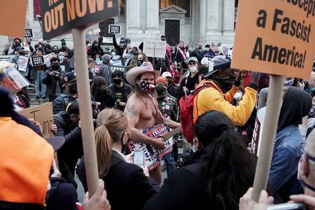 写真で見る米大統領選：デモ隊に囲まれる裸のカウボーイ