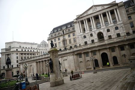 英中銀、資産買い入れ枠を1500億ポンド拡大　成長見通し引き下げ