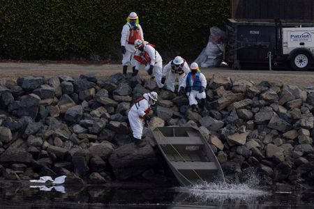 カリフォルニア州沖の原油流出、いかりが油送管に接触か　当局が調査