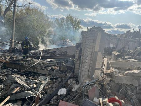 ウクライナ東部にロシアのミサイル、51人死亡　追悼式参列者ら