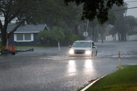 「デビー」急速に発達、フロリダ上陸前にハリケーンに　大雨の恐れ