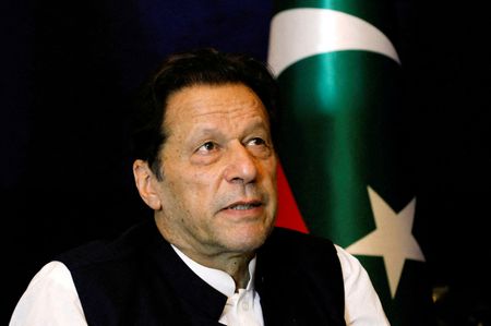 パキスタンのカーン元首相、政権復帰なら軍との関係再構築に意欲