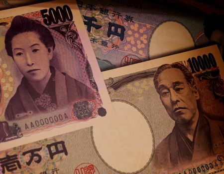 午後3時のドルは一時141円台へ急落、1年8カ月ぶりの大幅安