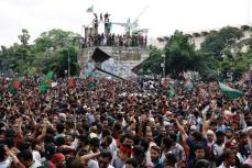 バングラデシュ首相が辞任、国外脱出　暫定政権樹立へ