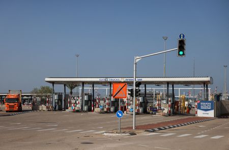 イスラエル、ガザ北部の検問所再開へ　人道物資搬入を拡大