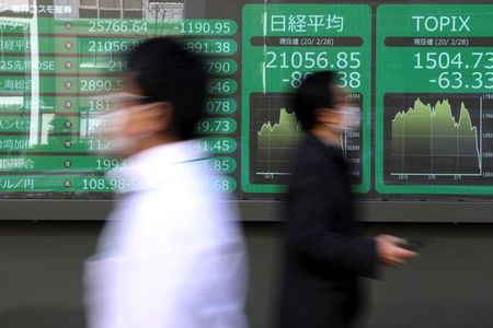 日経平均500円超下落、リスク回避で年初来安値を更新