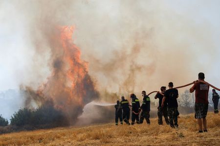 ギリシャの山火事で数千人避難、「非常に危険な状態」