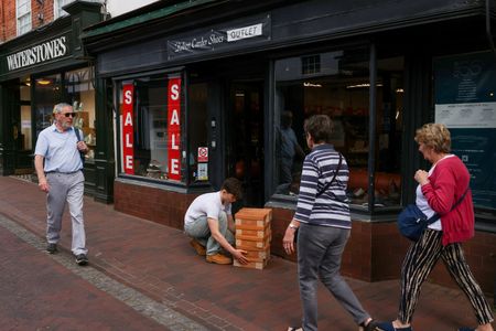 英小売売上高、7月も支出低迷続く　悪天候の影響で