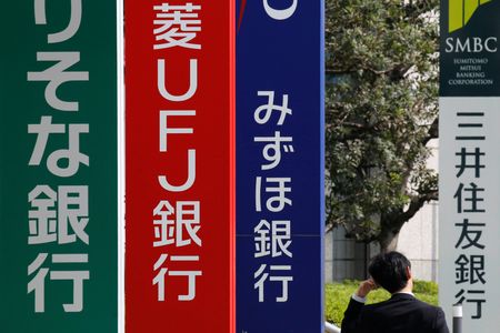 アングル：針路失う銀行株、利上げペースに不透明感　回復になお時間