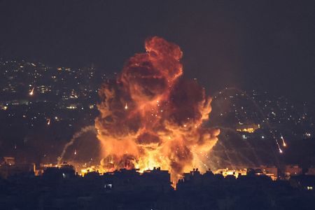 イスラエルのガザ・レバノン空爆続く、戦闘開始から1年控え