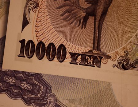 国債先物は反落、米金利高や入札前調整で　長期金利13年半ぶり高水準