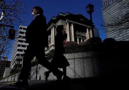 物価目標は25年度後半に実現、少なくとも1％程度まで利上げ必要＝田村日銀委員