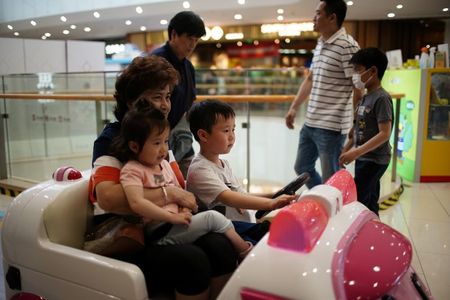 アングル：少子化進行の中国、子育てにかかる費用とは