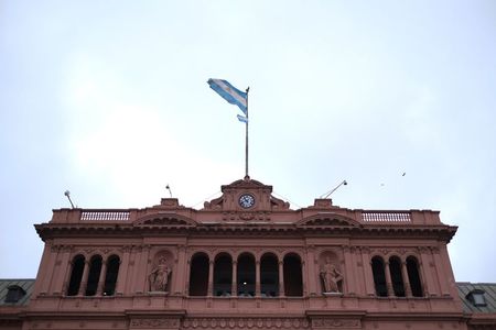 アルゼンチン政府、債務再編案を確定　主要債権団の対応に注目