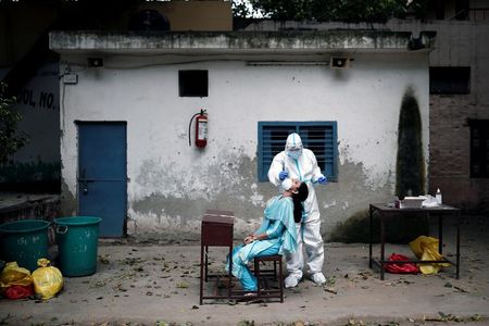 インド、コロナ感染者203万人に　医療従事者がスト