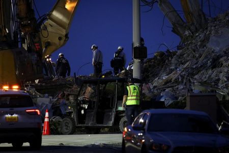 フロリダ州マンション崩落、捜索から復旧に移行　生存者見込めず