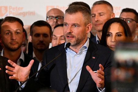 スロバキア大統領選、ウクライナ支援停止した親ロ派首相の盟友が勝利