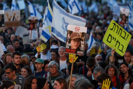 人質解放訴え数千人が抗議集会、イスラエル・ハマス戦闘から半年