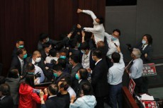 香港立法会で議員がもみ合い、親中派と民主派が対立