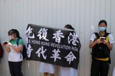 香港当局、民主化デモのテーマ曲を学校で禁止に