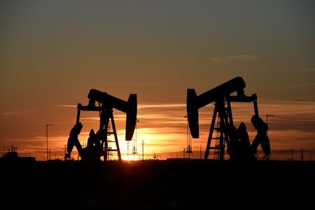 原油先物上昇、ブレントは60ドルに迫る　減産や景気刺激策期待で