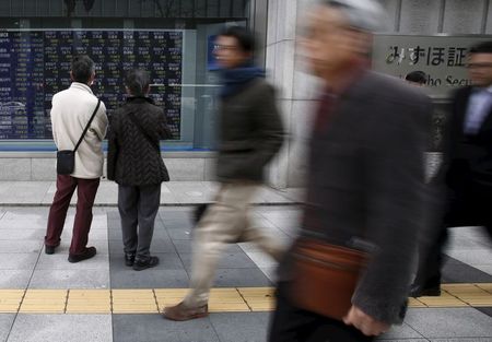 街角景気、10ポイント超の改善　持ち直し顕著も昨年秋には届かず