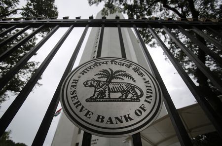 インド中銀、予想通り6会合連続金利据え置き　制約的政策を維持へ