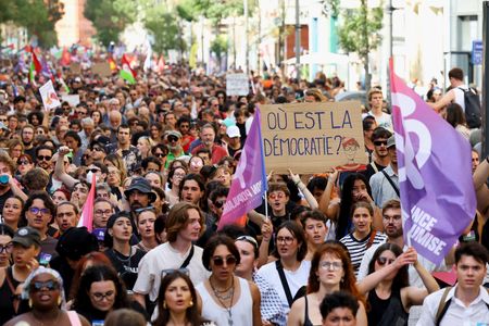 フランス全土でデモ、マクロン氏の首相選出に抗議