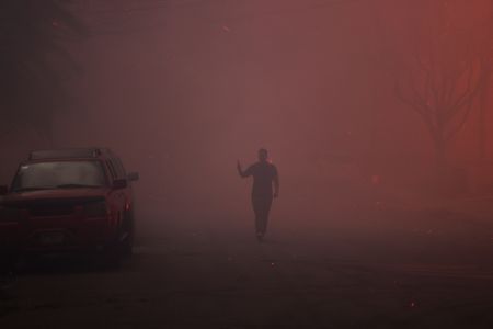 ロス近郊の山火事拡大、2人死亡7万人避難　セレブ住宅にも火の手