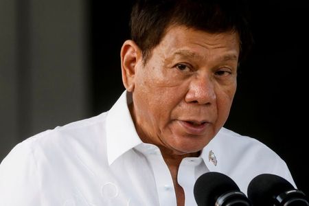 ドゥテルテ比大統領、副大統領選出馬「真剣に検討」　合法性に疑問も