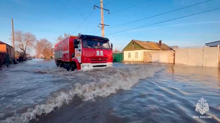 ロシアのウラル川流域で大規模洪水、住民多数が避難