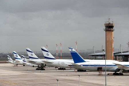テルアビブ便、9日は3割超が運休　航空会社株は急落