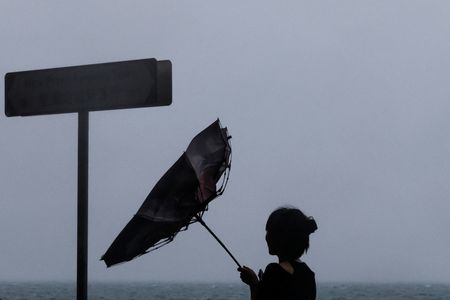 香港、台風の影響で洪水発生　証取は午前の取引中止