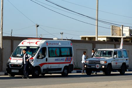 ガザのラファ検問所から退避再開、外国人や負傷者ら