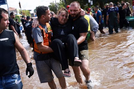 ブラジル南部洪水の死者100人に、さらなる雨で被害拡大の恐れ