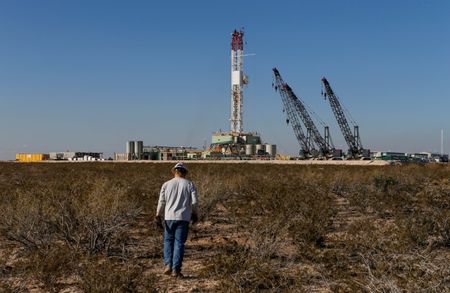 原油先物は週間で3％超上昇へ、中東情勢緊迫化や米景気見通し改善で