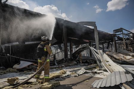 ウクライナ東部の商業施設にミサイル攻撃、少なくとも14人死亡