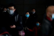 中国、新型肺炎による死者は9日時点で97人増え908人