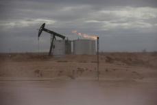 原油先物は小幅反落、中東情勢混乱で供給不安残る