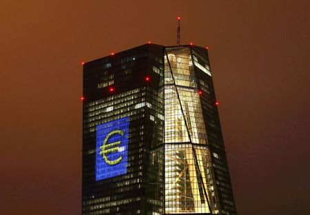 ＥＣＢ、今年のＧＤＰ・物価見通し上方修正　リスク「概ね均衡」