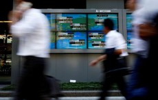 日経平均、大幅反落の652円安　米株下落と円上昇で