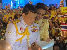 タイ国王「この国を愛そう」、デモ巡りメッセージ