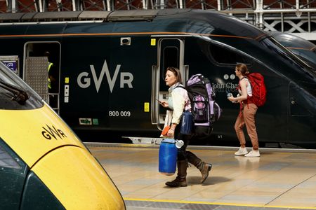 英鉄道労組、スト実施で賛成　交通網にさらなる混乱も