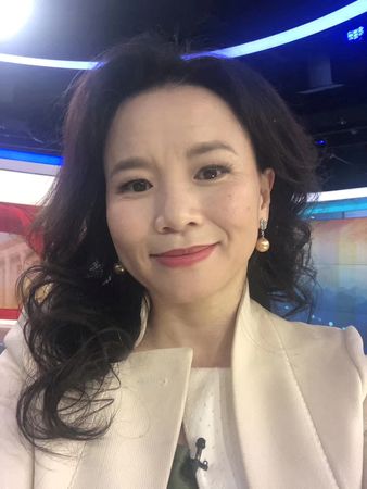 中国で3年拘束のオーストラリア人記者、解放され帰国