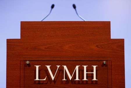 ＬＶＭＨ株急落、売り上げ鈍化嫌気　高級ブランド軒並み安