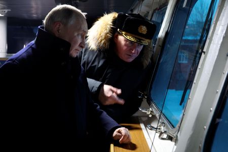 ロシア大統領、新原潜の造船所を視察　一段の配備を表明