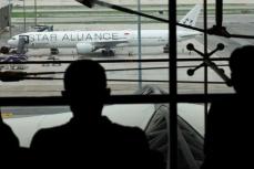 シンガポール航空、乗客に補償金提示　乱気流事故