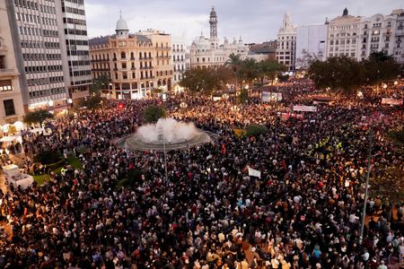 スペイン洪水で大規模デモ、対応の遅れ巡り州首相の辞任要求