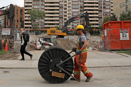 再送-カナダ、10月の雇用者増は予想下回る　賃金上昇率は拡大